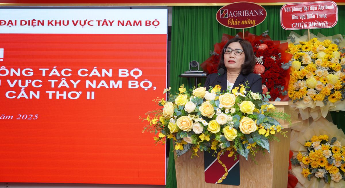 Bà Từ Thị Kim Thanh - Ủy viên Ban Chấp hành Đảng bộ, Thành viên Hội đồng thành viên phát biểu tại hội nghị