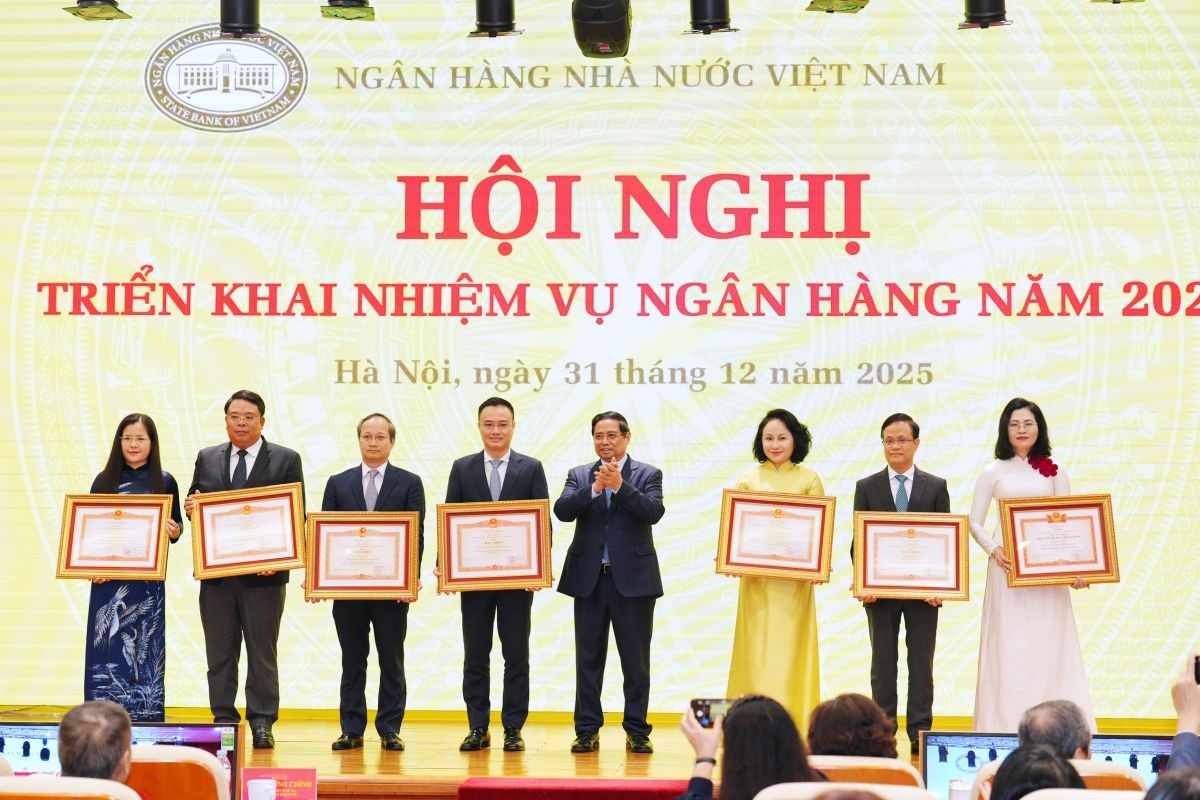 Thay mặt Lãnh đạo Đảng, Nhà nước, Thủ tướng Phạm Minh Chính trao Danh hiệu Chiến sĩ Thi đua toàn quốc và Bằng khen của Thủ tướng Chính phủ cho các cá nhân đã có thành tích xuất sắc góp trong phong trào thi đua, góp phần vào sự nghiệp xây dựng chủ nghĩa xã hội và bảo vệ Tổ quốc