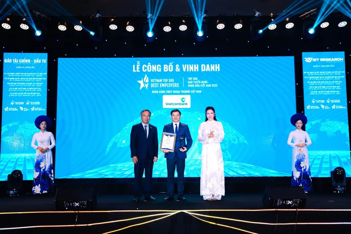 Đại diện Vietcombank, ông Nguyễn Kiên Hiếu - Phó Trưởng Ban Tổ chức và Nhân sự (đứng giữa) nhận giải thưởng “Top 500 Nhà tuyển dụng hàng đầu Việt Nam năm 2025” (Vietcombank xếp thứ 1)
