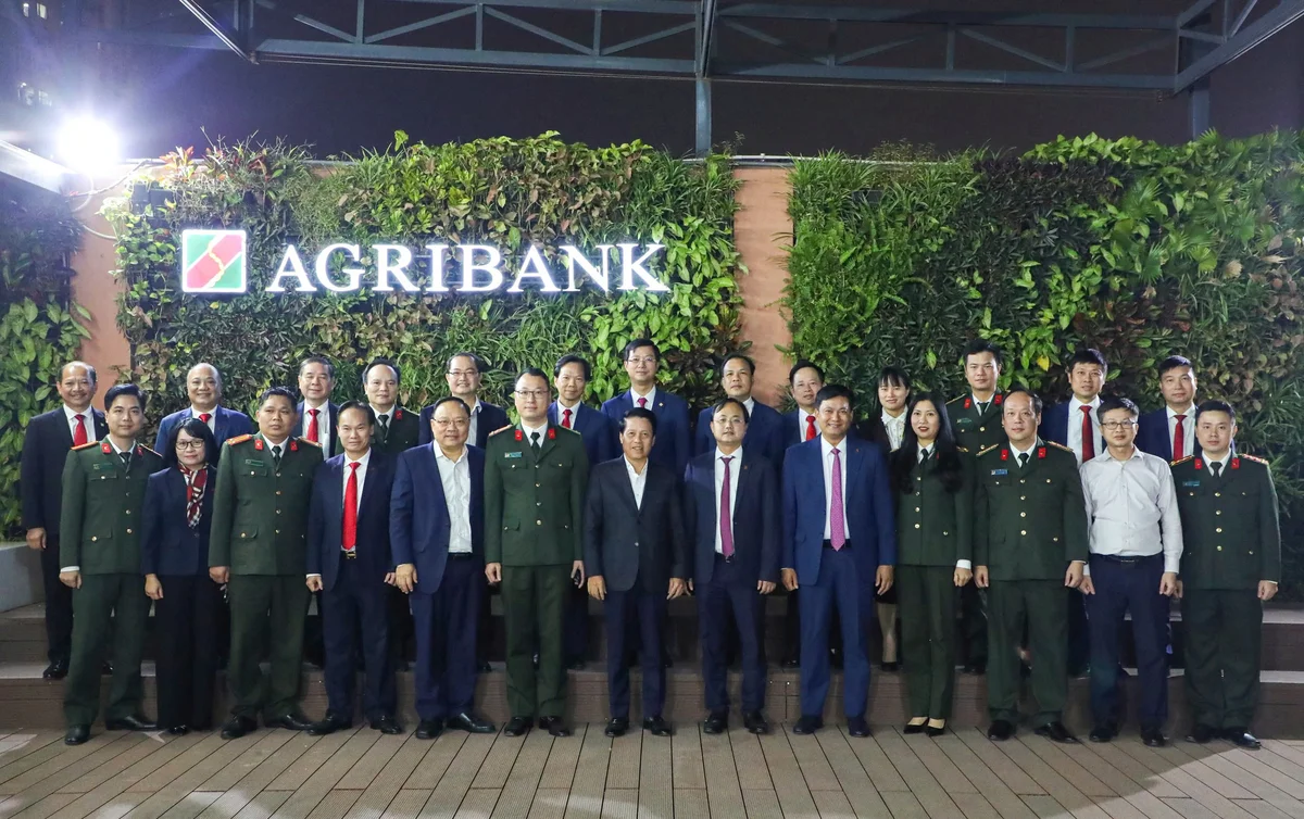 Các đại biểu tham dự lễ ký kết chụp ảnh lưu niệm