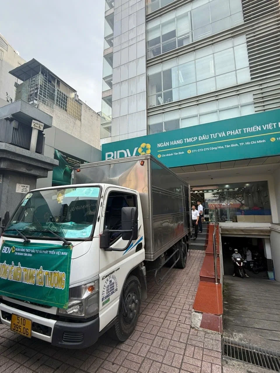 Chuyến xe tình thương với 1,7 tấn gạo, các nhu yếu phẩm cùng 300 triệu đồng đến với đồng bào