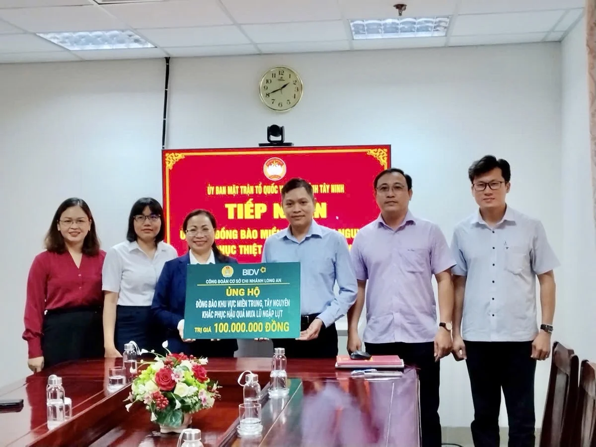 BIDV Long An ủng hộ đồng bào khắc phục hậu quả lũ lụt