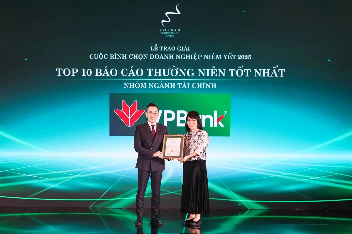 Ông Phùng Duy Khương, Phó Tổng Giám đốc Thường trực Phụ trách phía Nam, Giám đốc Khối Khách hàng Cá nhân kiêm Giám đốc Khối Thu hồi và Xử lý Nợ VPBank nhận giải thưởng "Top 10 Báo cáo Thường niên tốt nhất – Nhóm ngành Tài chính" tại VLCA 2025. (Ảnh: VPBank).