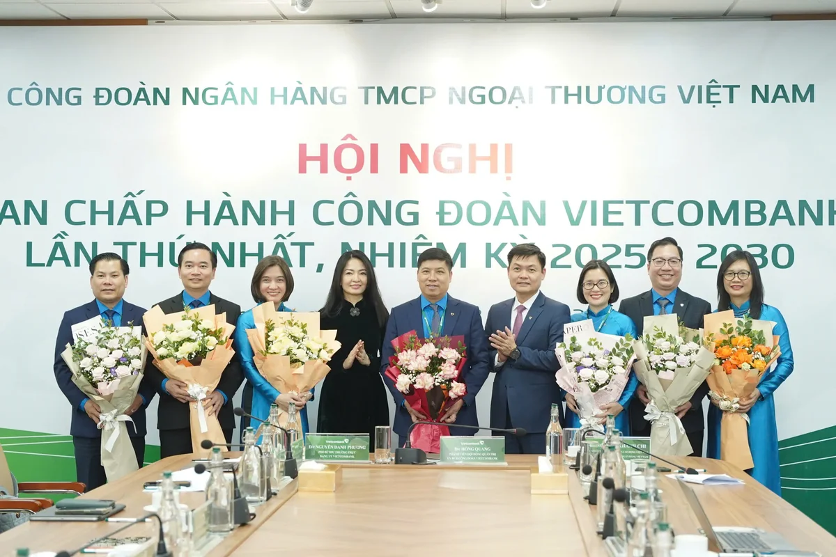 Bà Nguyễn Khánh Chi - Phó Chủ tịch Thường trực Công đoàn NHVN (thứ 6 từ phải sang) và ông Nguyễn Danh Phương - Phó Bí thư Thường trực Đảng uỷ Vietcombank (thứ 6 từ trái sang) tặng hoa chúc mừng Ban Thường vụ Công đoàn Vietcombank Khoá VII