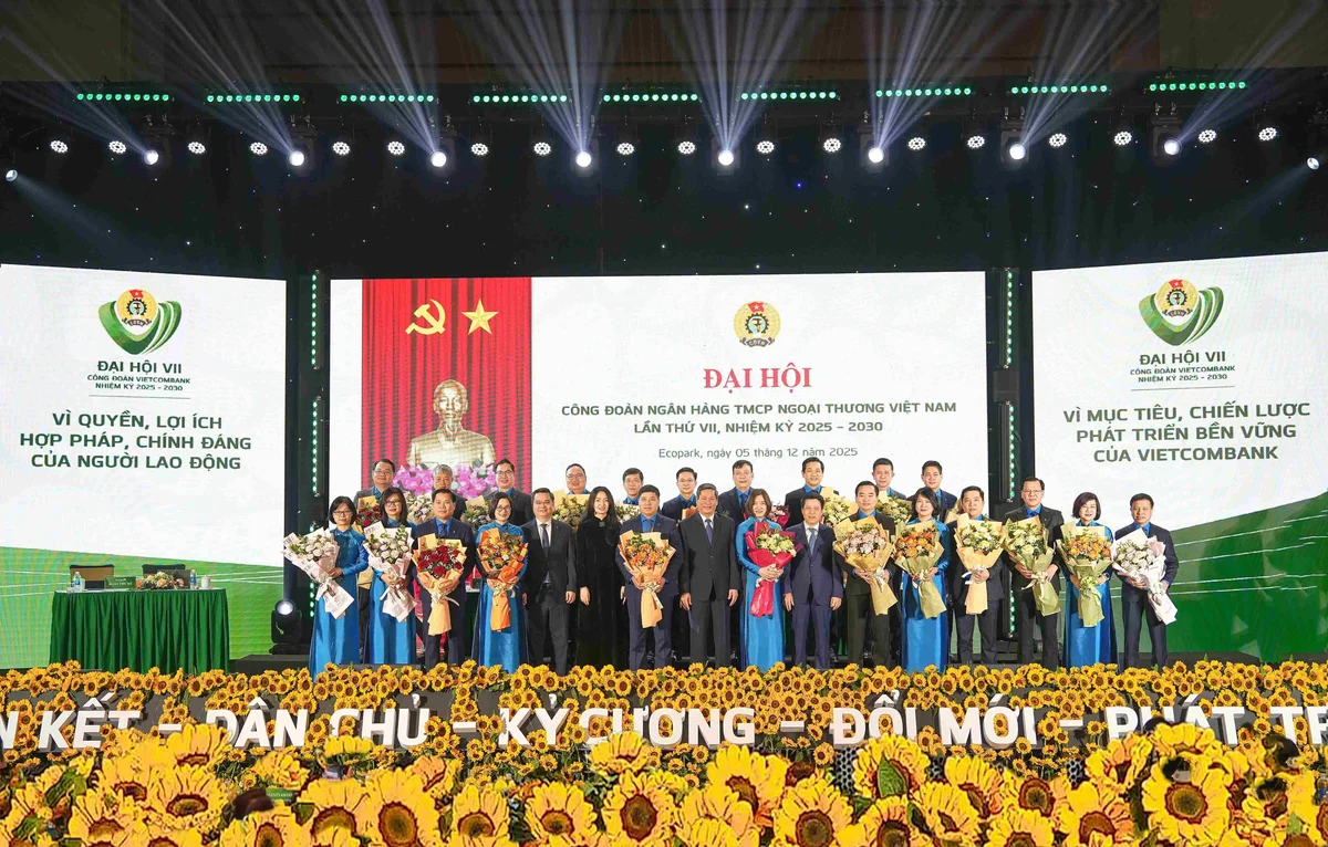 Lãnh đạo NHNN Việt Nam, Tổng LĐLĐ Việt Nam và Công đoàn Ngân hàng Việt Nam cùng Ban lãnh đạo Vietcombank tặng hoa chúc mừng BCH Công đoàn Vietcombank khoá VII, nhiệm kỳ 2025 - 2030