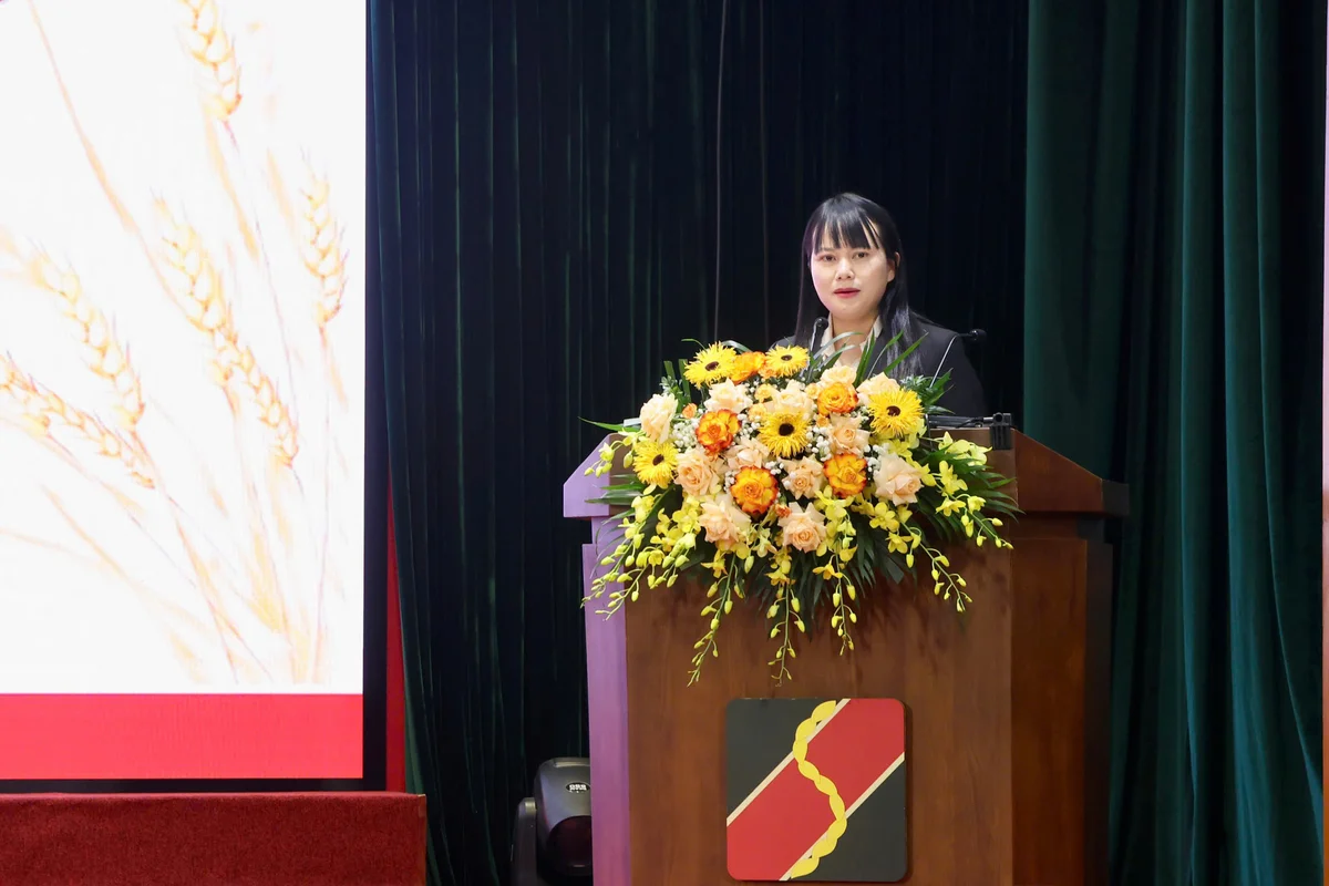 Đồng chí Phùng Thị Bình, Uỷ viên Ban Thường vụ Đảng uỷ, Phó Tổng Giám đốc Agribank trao đổi về nội dung liên quan đến công tác tín dụng tại Hội nghị