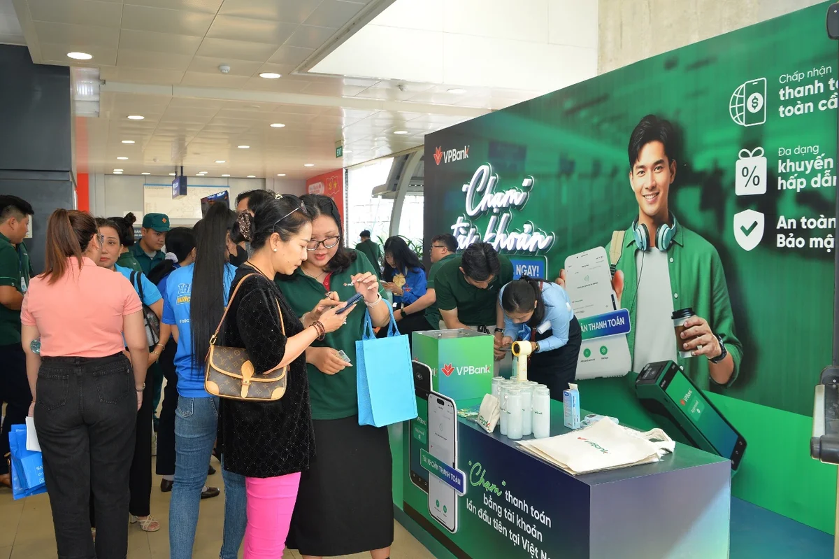 Hành khách metro thích thú trải nghiệm chạm thanh toán nhanh gọn của VPBank
