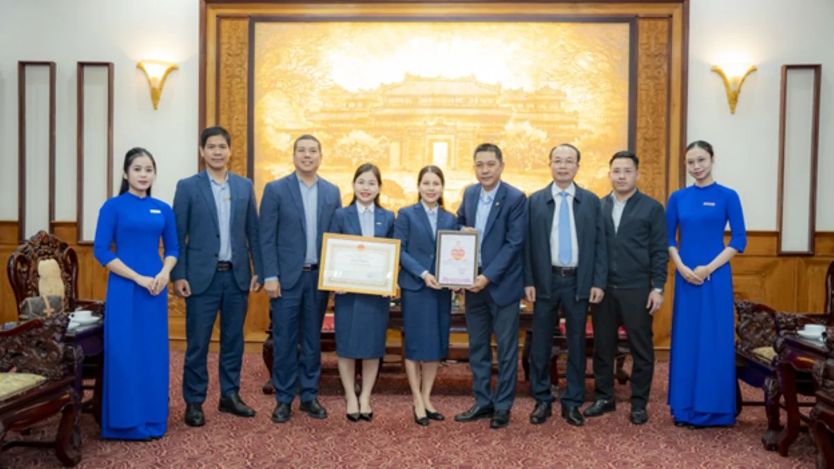 Đại diện Ngân hàng TMCP Quân đội (MB) nhận bằng khen của Chủ tịch UBND thành phố Huế và Chứng nhận “Tấm lòng vàng” của Ủy ban MTTQ Việt Nam TP Huế