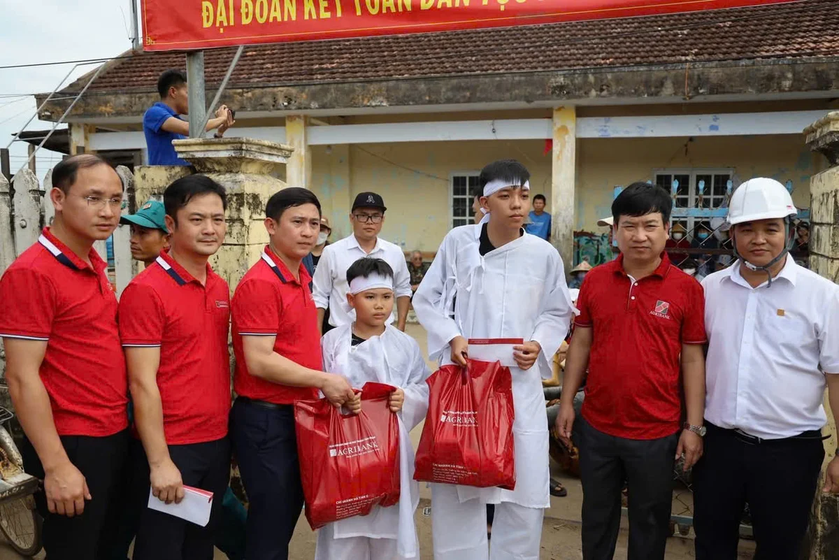 Công đoàn viên Agribank ngay lập tức đến các địa phương chịu ảnh hưởng của thiên tai, hỗ trợ khắc phục hậu quả
