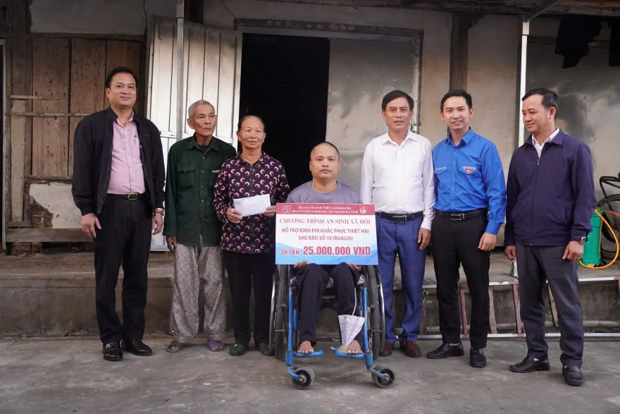 Agribank Chi nhánh Hà Tĩnh trao tặng số tiền 25 triệu đồng cho gia đình ông Nguyễn Sỹ Hồng nhằm khắc phục thiệt hại sau bão số 10 (Bualoi)
