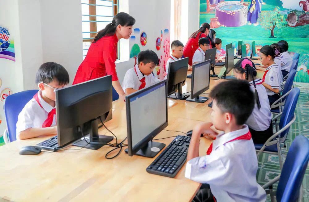 Các em học sinh thực hành trên máy tính do Agribank tài trợ