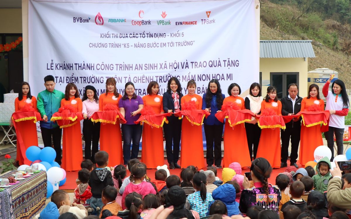 Các đại biểu thực hiện nghi thức cắt băng khánh thành, bàn giao và trao tặng quà tại điểm Trường mầm non Hoạ Mi, xã Bản Mù, huyện Trạm Tấu, tỉnh Yên Bái