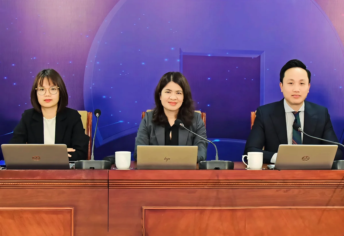 Bà Phạm Thị Thanh Hoài - Thành viên HĐQT VietinBank (ở giữa) chủ trì Hội nghị Nhà đầu tư và Chuyên gia phân tích năm 2025