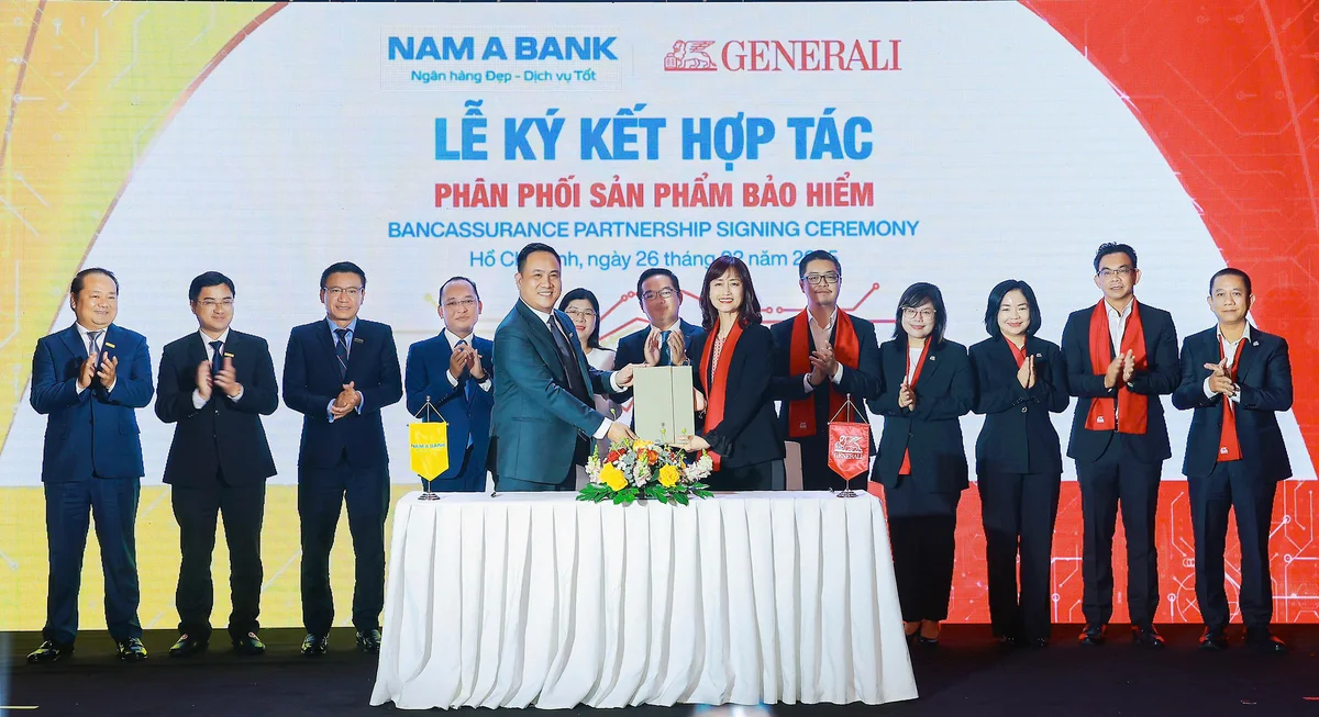 Đại diện Nam A Bank và Generali Việt Nam thực hiện nghi thức ký kết thỏa thuận hợp tác