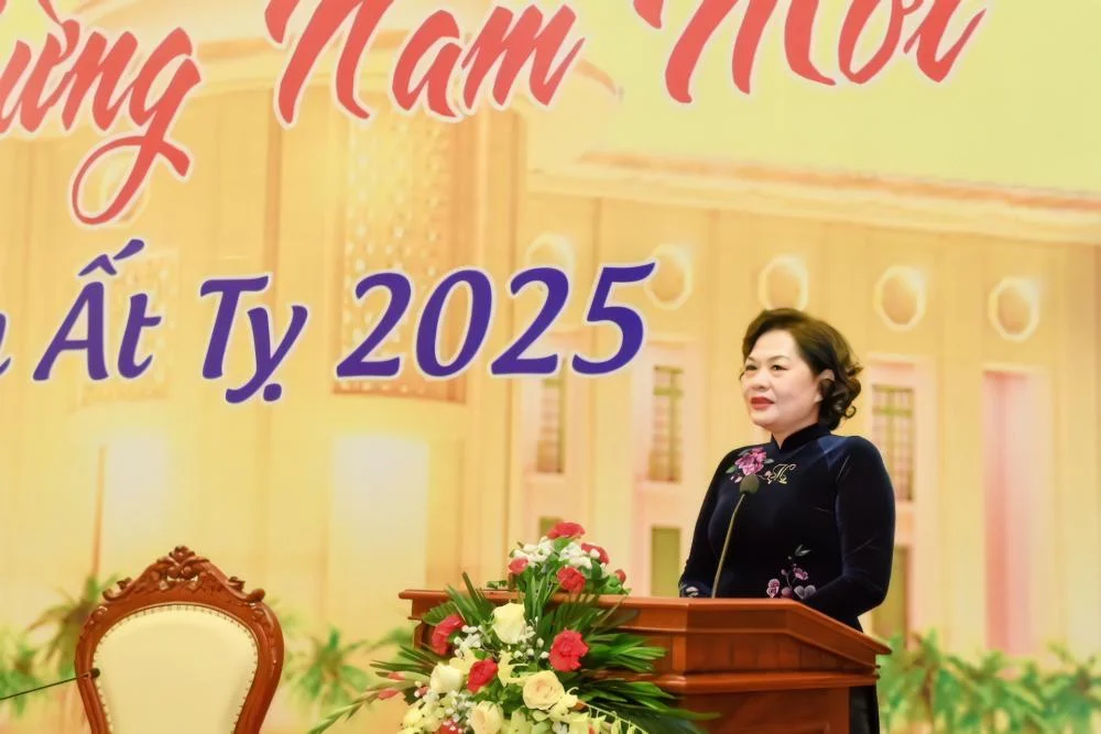 Thống đốc NHNN Nguyễn Thị Hồng phát biểu tại buổi gặp mặt