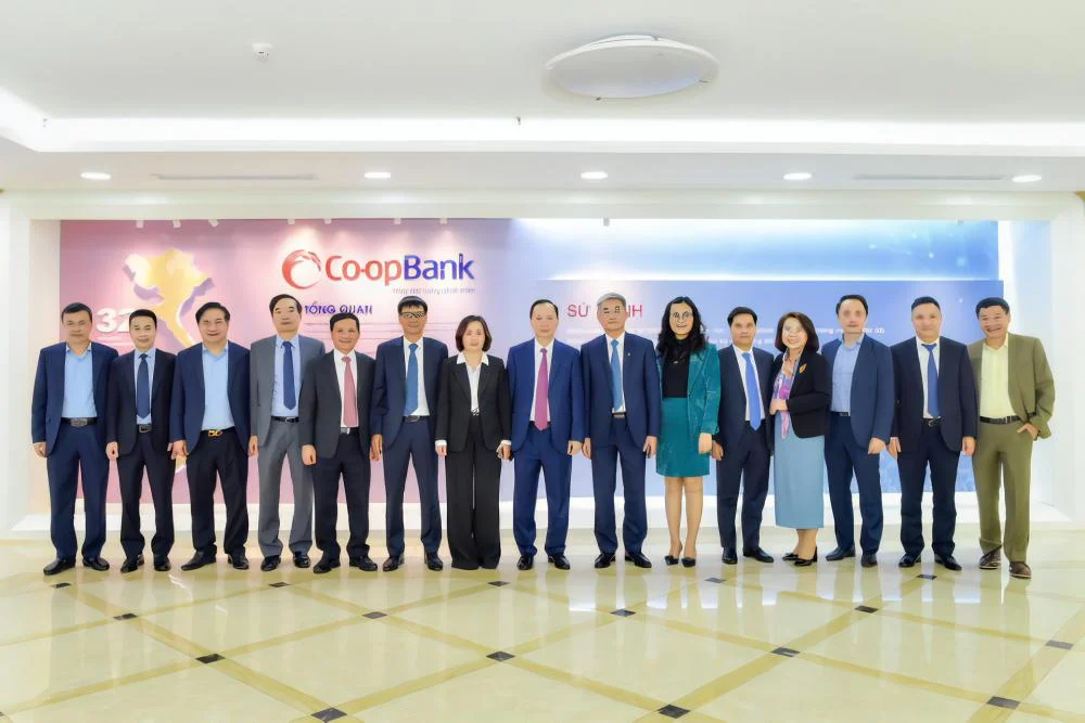 Phó Thống đốc thường trực Đào Minh Tú và Ban lãnh đạo Co-opBank