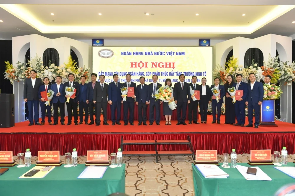 NHNN Khu vực 4: Đảm bảo hoạt động tiền tệ, tín dụng, ngân hàng thông suốt hiệu quả an toàn 11/03/2025Copy link| Cỡ chữ: A-A+ | Tương phản |  Sáng ngày 11/3/2025, Đoàn công tác của Ngân hàng Nhà nước Việt Nam (NHNN) do Phó Thống đốc Thường trực Đào Minh Tú làm Trưởng đoàn đã làm việc với hệ thống ngân hàng khu vực 4.  Phó Thống đốc Thường trực NHNN Đào Minh Tú phát biểu chỉ đạo tại buổi làm việc Phát biểu khai mạc buổi làm việc, Phó Thống đốc Đào Minh Tú cho biết, đây là hoạt động đầu tiên của Ban lãnh đạo NHNN trong chương trình đi khảo sát tại 15 khu vực sau khi thực hiện cơ cấu tổ chức mới, để nắm bắt ngay kết quả triển khai của việc sắp xếp tinh gọn bộ máy. Đồng thời tìm hiểu và tháo gỡ những vướng mắc, khó khăn nhằm đảm bảo hoạt động tiền tệ, tín dụng, ngân hàng trên địa bàn an toàn, thông suốt.  Báo cáo đoàn công tác, Quyền Giám đốc NHNN Chi nhánh Khu vực 4 Trương Thu Hòa cho biết, từ ngày 01/3/2025, chi nhánh chính thức vận hành theo mô hình mới theo Nghị định số 26/2025/NĐ-CP ngày 24/02/2025 của Chính phủ quy định chức năng, nhiệm vụ, quyền hạn và cơ cấu tổ chức của NHNN Việt Nam trên cơ sở hợp nhất NHNN chi nhánh tỉnh: Phú Thọ, Vĩnh Phúc, Hà Giang, Tuyên Quang, Lào Cai, Yên Bái.  NHNN Khu vực 4 trụ sở đặt tại thành phố Việt Trì, tỉnh Phú Thọ và 05 điểm vệ tinh hoạt động tại các tỉnh: Vĩnh Phúc, Hà Giang, Tuyên Quang, Lào Cai, Yên Bái. Cơ cấu tổ chức của NHNN khu vực 04 gồm: 07 phòng với tổng số cán bộ, công chức, người lao động đến thời điểm 01/3/2025 là 235 người. Với chức năng thực hiện quản lý nhà nước về tiền tệ, hoạt động ngân hàng và ngoại hối trên địa bàn các tỉnh trong khu vực, Chi nhánh tiếp tục thực hiện chức năng tham mưu cho cấp uỷ, chính quyền địa phương về các lĩnh vực liên quan đến tiền tệ, hoạt động ngân hàng và ngoại hối phục vụ xây dựng và phát triển kinh tế - xã hội trên địa bàn.  Mạng lưới hoạt động trong khu vực đảm bảo an toàn, phù hợp, hiệu quả hơn với mục tiêu đáp ứng các dịch vụ tài chính, ngân hàng, bảo hiểm tín dụng đến tận các xã, vùng sâu, vùng xa. Đến nay, hệ thống NH trong khu vực có 29 hệ thống các TCTD với 102 chi nhánh NH cấp 1 gồm: 10 chi nhánh NHTM nhà nước, 26 chi nhánh NHTMCP nhà nước, 55 chi nhánh NHTMCP ngoài nhà nước, 06 chi nhánh NHCSXH, 02 chi nhánh ngân hàng nước ngoài, 03 chi nhánh NHHTX; Có 98 QTDND; 02 chi nhánh Tổ chức tài chính vi mô (TYM). Trên địa bàn Khu vực có 446 phòng giao dịch, 787 ATM, 2.896 máy POS và 05 điểm giao dịch lưu động.  Quyền Giám đốc Trương Thu Hòa cho biết, chi nhánh đã bám sát nội dung định hướng và kế hoạch triển khai các nhiệm vụ trọng tâm bảo đảm đúng tiến độ theo yêu cầu; Xây dựng phương án, kế hoạch với các nhiệm vụ trọng tâm và chuẩn bị đầy đủ điều kiện vật chất cần thiết để sắp xếp tổ chức bộ máy, công chức trong khu vực; Cơ bản điều kiện làm việc đến nay hoàn thành, đường truyền thông suốt đi vào hoạt động đúng tiến độ.  image  Quyền Giám đốc NHNN khu vực 4 Trương Thu Hòa phát biểu tại buổi làm việc  Theo chia sẻ của bà Trương Thu Hòa, NHNN khu vực 4 luôn nhận được sự chỉ đạo rất sát sao, động viên kịp thời trong từng giai đoạn, từng thời điểm. Theo đó, việc triển khai của Ban Giám đốc khu vực luôn tạo được sự đồng thuận, tin tưởng, yên tâm công tác và tâm thế sẵn sàng cho việc thay đổi về công việc và cuộc sống. Sự phối hợp của các Vụ, cục bám sát nhiệm vụ, chỉ đạo kịp thời, tận tình hướng dẫn các chi nhánh trong từng phần hành nghiệp vụ, giải đáp thỏa đáng những khó khăn, vướng mắc trong triển khai thực hiện tại các chi nhánh. Ban Trù bị, Giám đốc các chi nhánh đã bám sát, chủ động và quyết liệt trong việc triển khai Nghị quyết 18, chỉ đạo của Thống đốc NHNN. Nắm bắt tư tưởng, tâm tư của cán bộ trong chi nhánh, có những động viên, chia sẻ kịp thời. Tư tưởng của cán bộ ổn định, thái độ tích cực, trách nhiệm và tận tâm với công việc. Quan tâm đến CBCC trong thực hiện nhiệm vụ tại địa điểm mới.  Đại diện Agribank Chi nhánh Tuyên Quang cho biết, sau 10 ngày NHNN Việt Nam khu vực 4 chính thức vận hành theo mô hình mới về cơ bản hoạt động của chi nhánh chưa có phát sinh vướng mắc. Đây cũng là ý kiến chung của các TCTD trong khu vực. Tuy nhiên, các TCTD cũng băn khoăn khi việc thành lập NHNN khu vực sẽ làm giảm sự hiện diện của NHNN tại các địa phương, cũng như việc nắm bắt tình hình kinh tế địa phương có thể không kịp thời. Chưa kể mỗi tỉnh địa phương có đặc thù riêng nên nhu cầu về tín dụng cũng khác nhau. Vì vậy, vai trò hỗ trợ cho các TCTD tại địa phương sẽ bị giảm. Đại diện BIDV Chi nhánh Hà Giang lo ngại việc địa bàn rộng và xa sẽ làm mất nhiều thời gian đi lại khi đến làm việc với NHNN các tỉnh.  Còn đại diện VietinBank Phú Thọ nhìn nhận, việc thực hiện NHNN khu vực tác động lớn đến NHTM, đặc biệt là hoạt động thanh toán, cung ứng tiền mặt. Phó Giám đốc NHCSXH chi nhánh Lào Cai Nguyễn Thị Thu lo lắng về hiệu quả tín dụng chính sách. Bởi trước đây Giám đốc NHNN chi nhánh tỉnh là thành viên Ban đại diện HĐQT NHCSXH tỉnh và có vai trò quan trọng trong việc tham mưu UBND tỉnh nâng cao hiệu quả tín dụng chính sách như tham mưu triển khai các chính sách tín dụng đặc thù tại địa phương, thực hiện các Chỉ thị, nghị quyết của Đảng chính phủ…  image  Từ những trăn trở này đại diện các TCTD đề xuất đẩy mạnh truyền thông về vai trò ý nghĩa của việc thành lập NHNN chi nhánh khu vực, tuyên truyền về việc thực hiện Nghị quyết 18/NQ-TW để khách hàng an tâm. Song song với đó đẩy mạnh việc áp dụng công nghệ thông tin, để giảm chi phí hoạt động cho các TCTD. Giám đốc BIDV Hà Giang Tạ Văn Dư đề xuất thêm NHNN khu vực đề xuất cơ chế, gói đặc thù phù hợp khu vực như nông nghiệp, nông thôn, công nghệ cao, chuyển đổi số, tạo cơ hội cho DN tăng trưởng và phát triển. Đồng thời đẩy mạnh công tác kết nối phối hợp với các tỉnh để TCTD nắm bắt chủ trương chính sách phát triển kinh tế địa phương để gia tăng hiệu quả hỗ trợ phát triển kinh tế.  Tại buổi làm việc, Quyền Giám đốc Trương Thu Hòa cùng các Phó Giám đốc NHNN Chi nhánh khu vực 4 cũng đã báo cáo đoàn công tác những khó khăn vướng mắc và đề xuất giải pháp tháo gỡ như sớm ban hành các hướng dẫn, chỉ đạo về công tác cán bộ để ổn định tổ chức; ban hành hướng dẫn cụ thể về thẩm quyền của Chánh Thanh tra NHNN khu vực để NHNN khu vực 4 có thể triển khai ngay hoạt động Thanh tra trên địa bàn theo kế hoạch đã phê duyệt được thuận lợi; Nghiên cứu, xem xét bổ sung nội dung ủy quyền đối với các thành viên tham gia quản lý kho tiền tại các điểm hoạt động tại các tỉnh địa bàn của khu vực; Sớm có hướng dẫn/chuyển đổi Hệ thống báo cáo thống kê trên phần mềm Thông tin báo cáo của NHNN; Tổ chức các chương trình đào tạo chuyên sâu cho cán bộ NHNN khu vực nhằm kịp thời đáp ứng yêu cầu nhiệm vụ mới trong tình hình hiện nay; chỉ đạo để chi nhánh triển khai lựa chọn phần mềm phù hợp phục vụ tốt cho công tác quản lý hệ thống QTDND; Có hướng dẫn về cơ chế phối hợp trong việc báo cáo với cấp ủy, chính quyền địa phương và quy chế phối hợp với các sở, ban ngành đảm bảo hoạt động không bị ách tắc; Hỗ trợ, cấp kinh phí, nâng cấp công cụ quản lý hiện đại để nâng cao hiệu quả hoạt động của NHNN khu vực 4 để bảo đảm ổn định hệ thống ngân hàng và thúc đẩy phát triển kinh tế tại khu vực.  Đại diện lãnh đạo các vụ, cục NHNN đã giải đáp những thắc mắc của NHNN khu vực và các TCTD ngay tại buổi làm việc và ghi nhận những khó khăn hiện để đưa ra giải pháp phù hợp. Đồng thời, cũng chỉ ra nhiều nội dung triển khai hiện nay còn vướng là do tư duy giải quyết một số công việc vẫn còn chưa thay đổi, vẫn quen với mô hình cũ.  Phát biểu chỉ đạo tại buổi làm việc, Phó Thống đốc Thường trực Đào Minh Tú cho biết, khó khăn là điều khó tránh khi triển khai sắp xếp bộ máy chỉ trong chưa đầy 3 tháng kể từ khi Bộ Chính trị, Ban Bí thư tổ chức hội nghị toàn quốc quán triệt triển khai tổng kết việc thực hiện Nghị quyết 18/NQ-TW. Vừa qua mới chỉ là bước đầu để có bộ máy hoạt động không bị gián đoạn, ách tắc trong phạm vi cả nước và khu vực. Và trong quá trình chuyển đổi có sự quan tâm lớn của lãnh đạo Đảng, Nhà nước, Ban Cán sự Đảng, Ban lãnh đạo NHNN, để có một bộ máy khách quan hiệu quả và tìm mọi giải pháp hạn chế thấp nhất tác động đến đời sống người lao động. Các chi nhánh cũ cũng rất quan tâm đến cán bộ. “Chúng tôi tin rằng chúng ta cùng chia sẻ khắc phục và tiếp tục đóng góp cho sự phát triển của ngành và đất nước", Phó Thống đốc bày tỏ.  Ghi nhận những nỗ lực của Chi nhánh NHNN Khu vực 4, Phó Thống đốc đề nghị, chi nhánh đã làm tốt hơn rồi thì cần làm tốt hơn nữa. Trong đó, Phó Thống đốc nhấn mạnh Ban lãnh đạo chi nhánh tiếp tục ổn định tổ chức bộ máy, Đảng, đoàn thể; Cần lựa chọn rà soát tổ chức bộ máy trước trong sau và công khai minh bạch, phần công phù hợp với chức năng nhiệm vụ, năng lực cán bộ; đảm bảo thanh tra giám sát không bị gián đoạn, bỏ trống địa bàn, không để hoạt động trì trệ, sớm ổn định nhất; khẩn trương hoàn thiện quy trình nội bộ, báo cáo quy định liên quan công tác thanh tra, kho quỹ kế toán truyền thông…  Đồng thời làm rõ việc phân công công việc rõ ràng trong hoạt động khu vực. Trong đó, nghiên cứu phân công hợp lý trong công tác giám sát, đặc biệt trong công tác kho quỹ và tiền mặt; Kết nối, liên hệ chặt chẽ với chính quyền địa phương; Tăng cường quan hệ với Hội sở chính của các TCTD hoạt động tại địa bàn. “Việc điều hành chỉ đạo là thuộc thẩm quyền của NHNN Chi nhánh khu vực chứ không phải ở những địa bàn nối dài. Không có chi nhánh trong chi nhánh”, Phó Thống đốc nhấn mạnh và chỉ đạo NHNN Chi nhánh khu vực 4 theo dõi và đánh giá kịp thời tác động từ việc cơ cấu, sắp xếp lại bộ máy như bỏ cấp huyện, sáp nhập sở ngành. Điều này có tác động trực tiếp đến hoạt động của các TCTD.  Với đề xuất về điều kiện kinh phí cơ sở vật chất, Phó Thống đốc giao Vụ Tài chính kế toán rà soát lại toàn quốc để có hỗ trợ hoạt động kịp thời  Lãnh đạo NHNN cũng đề nghị Chi nhánh tập hợp lại các đề xuất kiến nghị, khó khăn ngoài những nội dung đã nêu tại buổi làm việc để báo cáo gửi về Văn phòng NHNN làm đầu mối tập hợp cùng các khu vực khác đề xuất các vụ, cục xử lý sớm hơn không để kéo dài, đảm bảo hoạt động các ngân hàng khu vực ổn định hiệu quả.