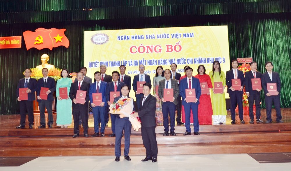 Phó Thống đốc Phạm Tiến Dũng trao hoa chúc mừng ra mắt Ban lãnh đạo NHNN khu vực 9