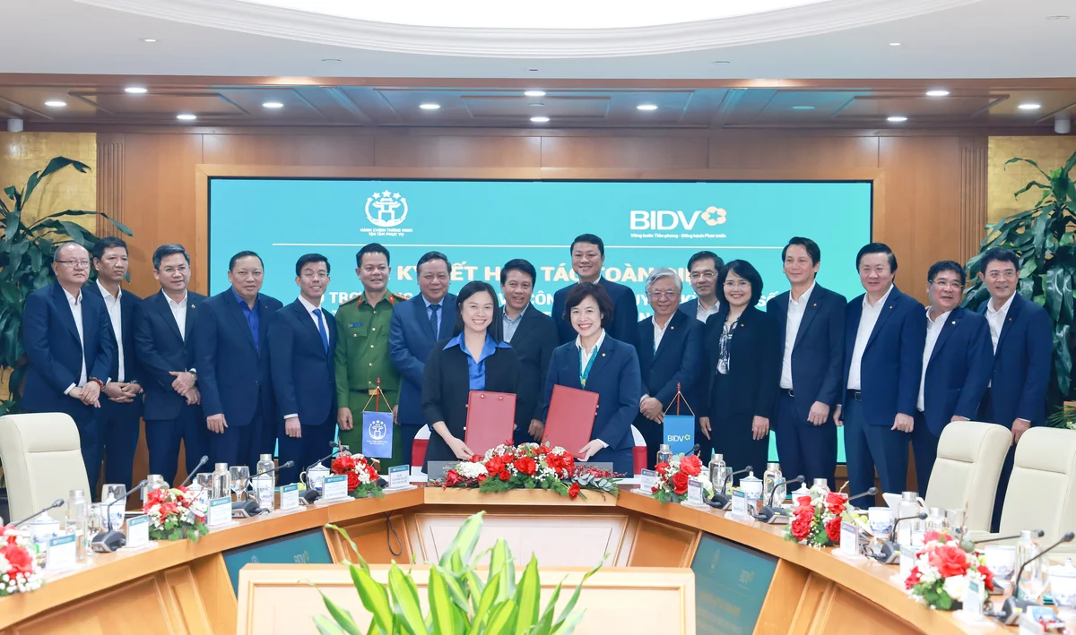 Đại diện BIDV và Trung tâm PVHCC TP. Hà Nội ký kết hợp tác triển khai mô hình đại lý dịch vụ công trực tuyến trên địa bàn thành phố