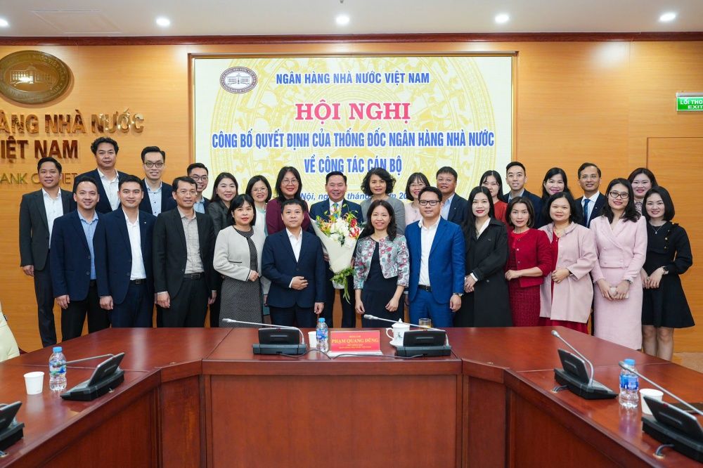 Các đại biểu tham dự Hội nghị tặng hoa chúc mừng