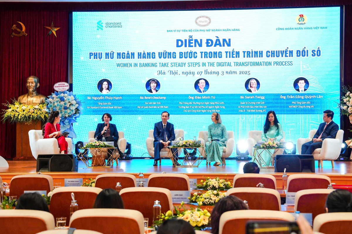 Phó Thống đốc Thường trực NHNN Đào Minh Tú, các chuyên gia, diễn giả trao đổi các nội dung liên quan đến chủ đề Phụ nữ ngân hàng vững bước trong tiến trình chuyển đổi số