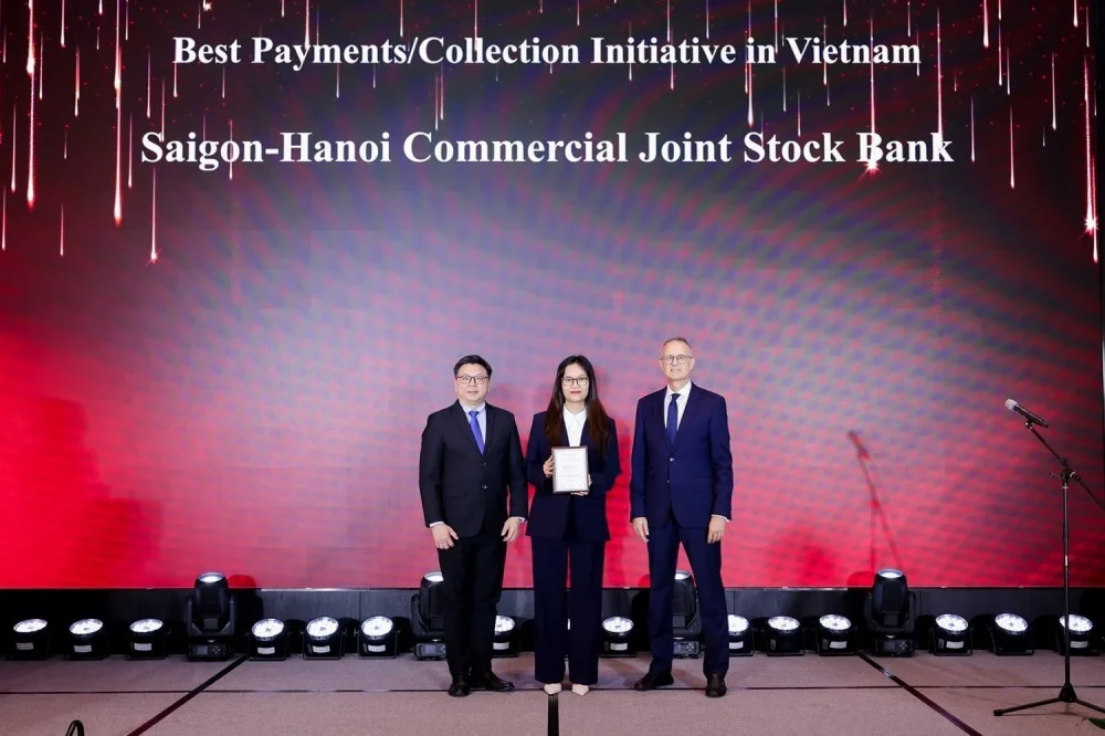 Bà Đoàn Thái Thanh Thủy – Phó giám đốc Khối Ngân hàng Bán lẻ SHB đại diện Ngân hàng nhận giải thưởng