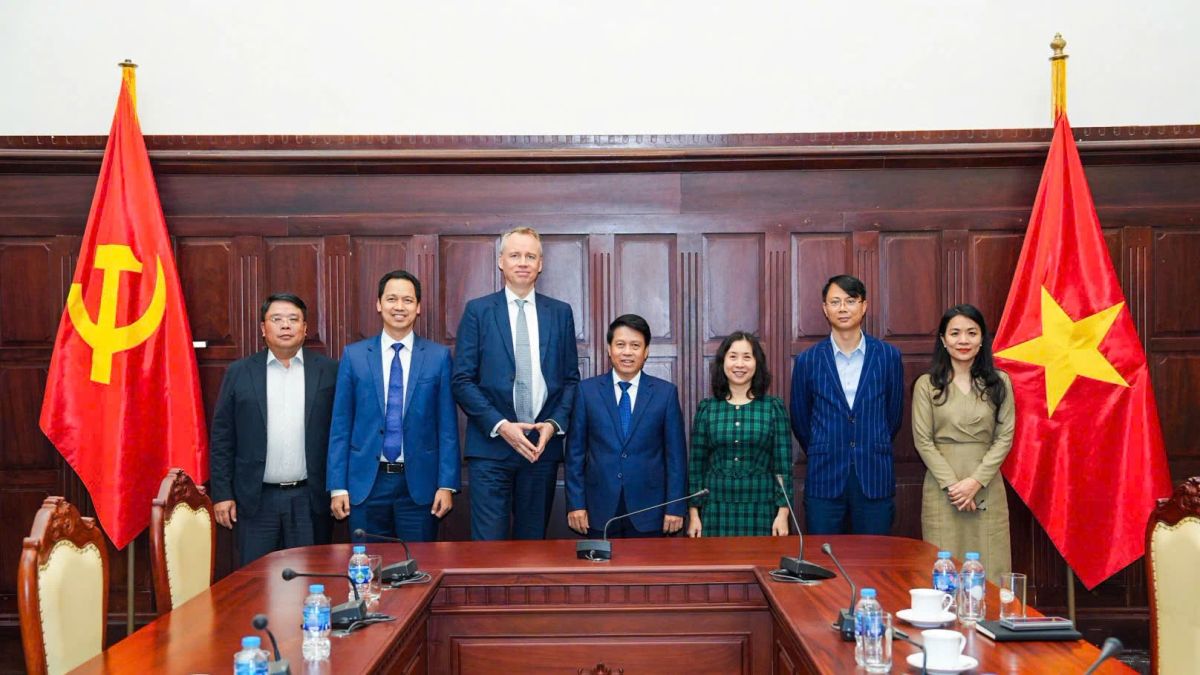 Phó Thống đốc NHNN Phạm Tiến Dũng; ông Alexander von zur Muehlen cùng các đại diện NHNN và Deutsche Bank tại buổi làm việc