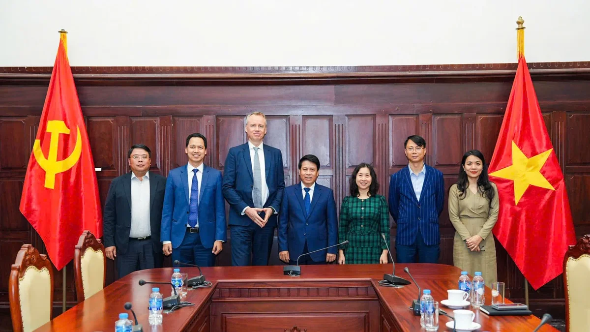 Phó Thống đốc NHNN Phạm Tiến Dũng; ông Alexander von zur Muehlen cùng các đại diện NHNN và Deutsche Bank tại buổi làm việc