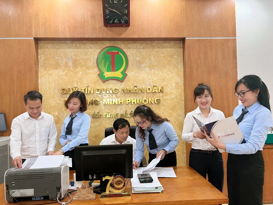 Các cán bộ Chi nhánh Co-opBank đang tư vấn, hỗ trợ QTDND phường Minh Phương, Việt Trì, Phú Thọ
