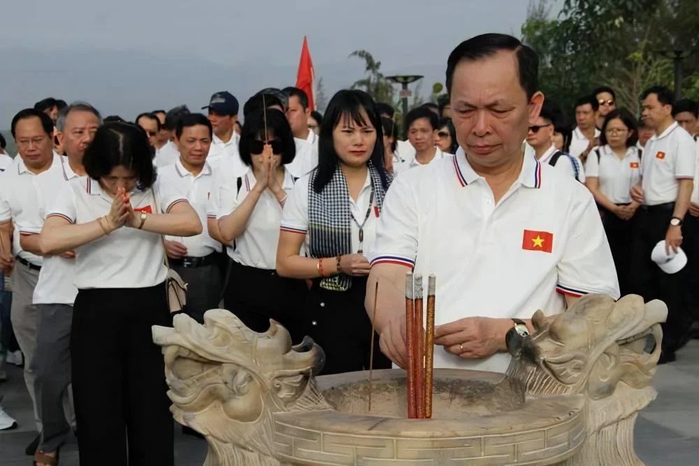 Đồng chí Đào Minh Tú - Phó Thống đốc Thường trực NHNN Việt Nam, dâng hương tưởng niệm 64 cán bộ, chiến sĩ Hải quân Nhân dân Việt Nam anh dũng hy sinh tại đảo Gạc Ma
