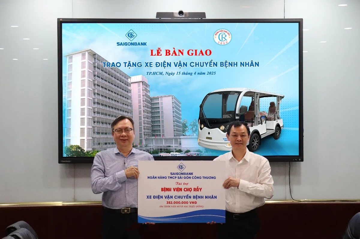 Đại diện Ngân hàng SaiGonBank trao biểu trưng tặng 01 xe điện chở bệnh nhân hiệu TRAN E-CAR cho đại diện bệnh viện Chợ Rẫy