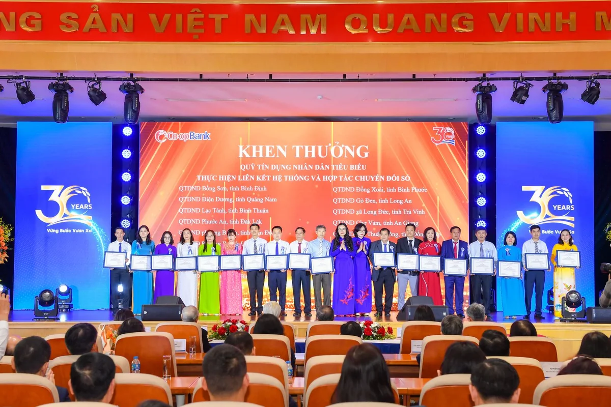 Các đồng chí lãnh đạo Co-opBank trao vinh danh các QTDND thành viên thực hiện tốt mối liên kết hệ thống và hợp tác chuyển đổi số tại buổi lễ kỷ niệm 30 năm thành lập Co-opBank