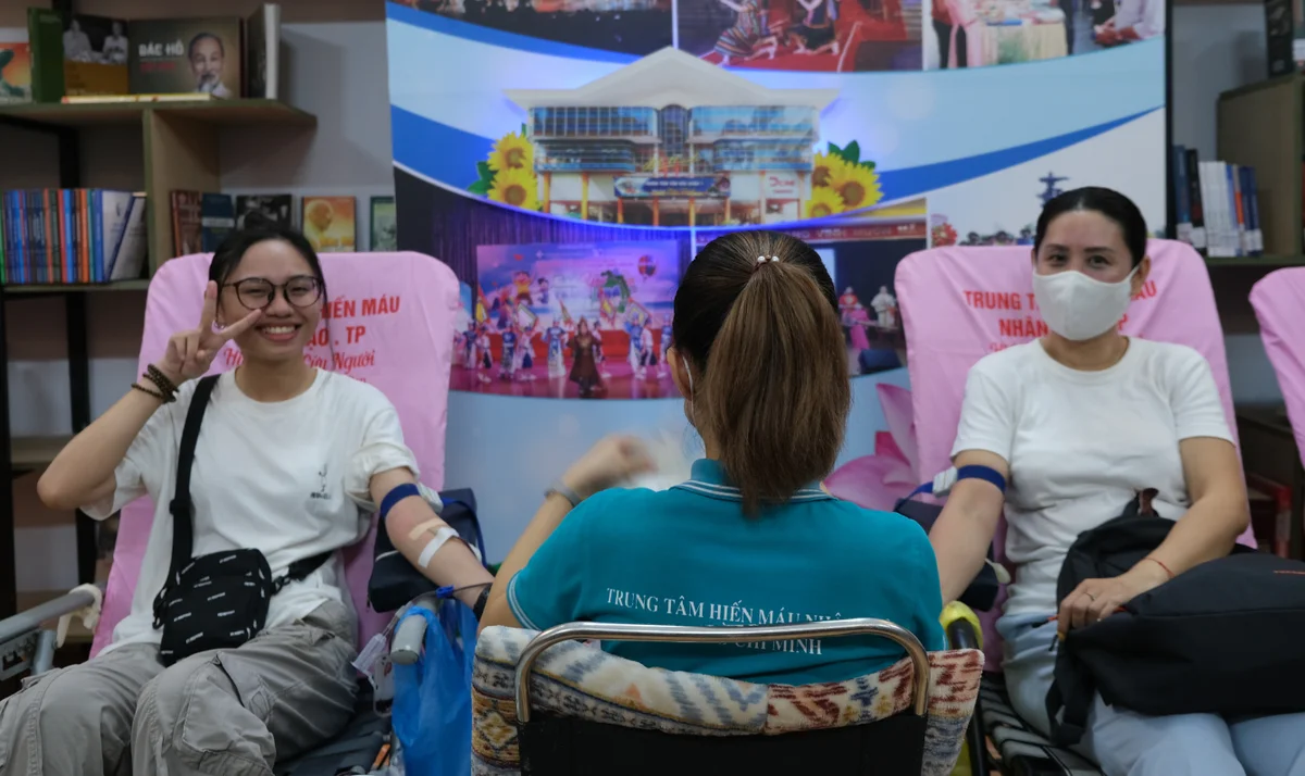 Chị Bùi Thị Thùy Linh và con gái trong sự kiện hiến máu