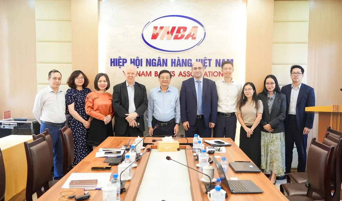 Lãnh đạo Hiệp hội Ngân hàng Việt Nam và đoàn công tác Ngân hàng Thế giới chụp ảnh lưu niệm