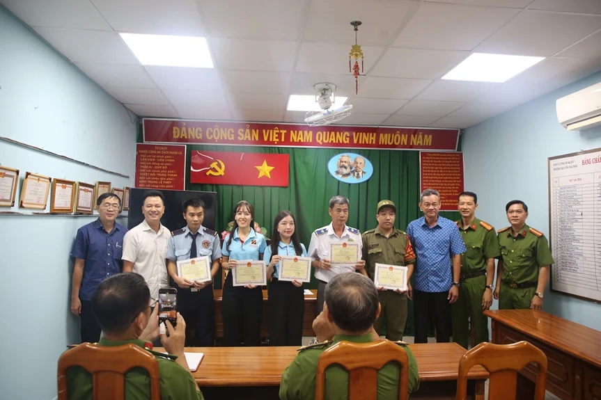 Cán bộ Agribank nhận khen thưởng tại Công an phường Nguyễn Thái Bình, quận 1, TP. Hồ Chí Minh