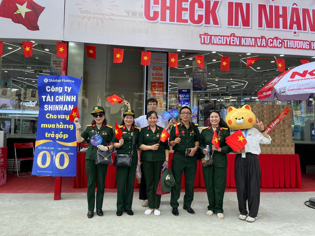 Shinhan Finance trao tặng ngàn lá cờ tiếp sức tinh thần yêu nước, hướng về đại lễ 30-4