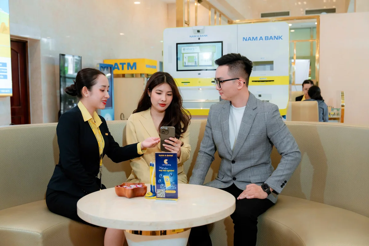 Khách hàng giao dịch tại Nam A Bank