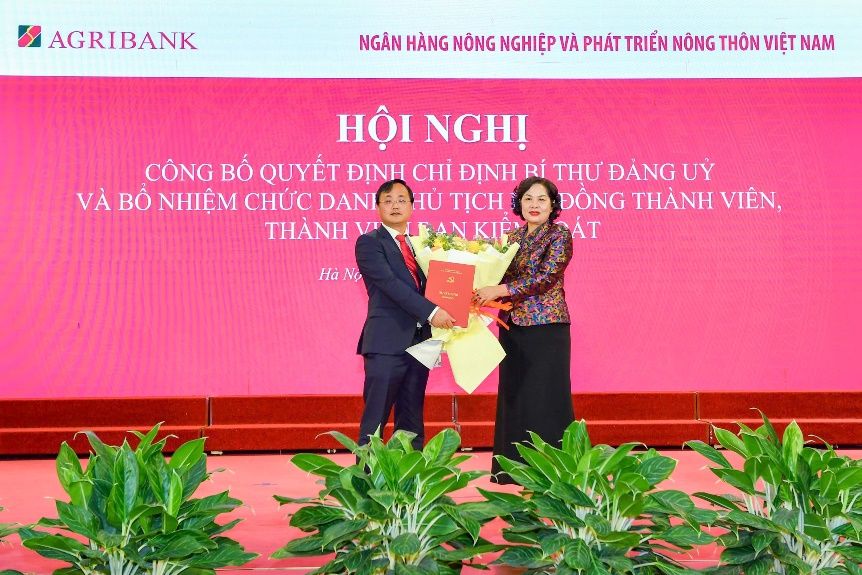 Đồng chí Nguyễn Thị Hồng - Ủy viên TW Đảng, Ủy viên Ban Chấp hành Đảng bộ Chính phủ, Bí thư Đảng ủy, Thống đốc NHNN trao Quyết định của Ban Thường vụ Đảng ủy Chính phủ chỉ định đồng chí Tô Huy Vũ tham gia Ban Chấp hành, Ban Thường vụ và giữ chức Bí thư Đảng ủy Agribank nhiệm kỳ 2020 – 2025
