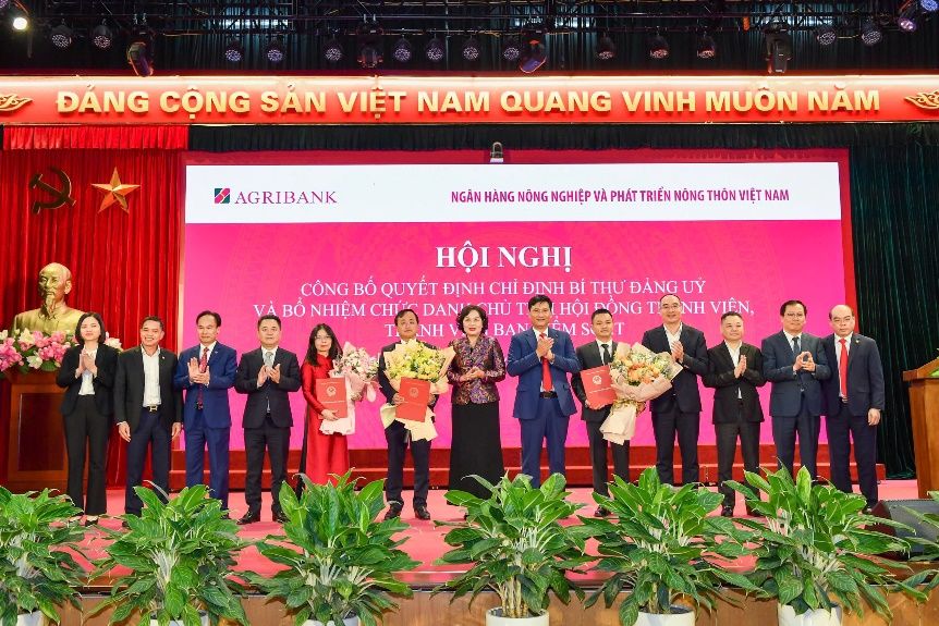 Thống đốc NHNN, Lãnh đạo các Ban, Bộ Ngành Trung ương, đại diện Ban Thường vụ Đảng ủy, Hội đồng Thành viên, Ban Điều hành, Ban Kiểm soát Agribank tặng hoa chúc mừng các Đồng chí được bổ nhiệm