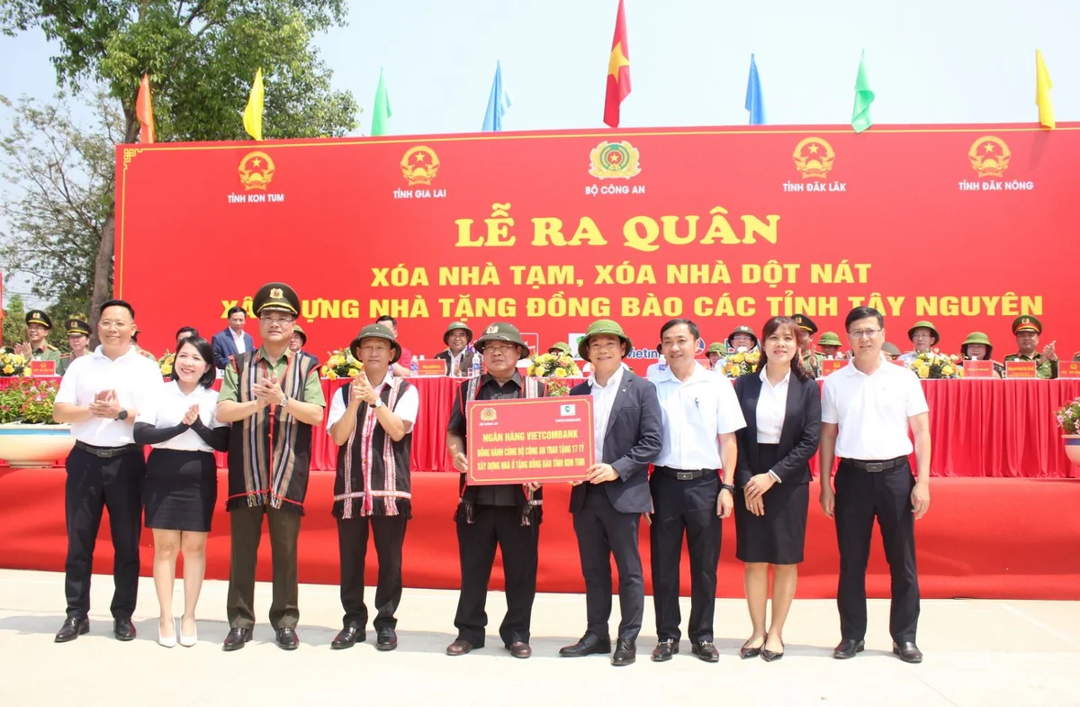 Ông Đặng Hoài Đức - Phó Tổng Giám đốc Vietcombank (thứ 4 từ phải sang) trao bảng tượng trưng tài trợ xây dựng nhà ở tặng đồng bào tỉnh Kon Tum trong chương trình xóa nhà tạm, nhà dột nát