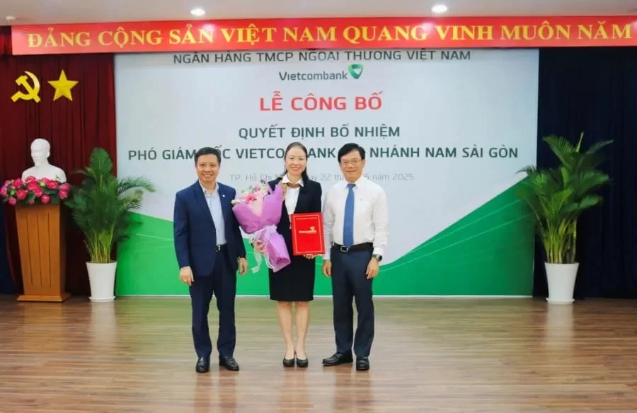 Ông Đặng Hoài Đức - Uỷ viên BCH Đảng bộ, Phó Tổng Giám đốc Vietcombank (ngoài cùng bên phải) cùng ông ông Nguyễn Như Tưởng - Bí thư Đảng bộ, Giám đốc Vietcombank Nam Sài Gòn (ngoài cùng bên trái) trao quyết định và tặng hoa chúc mừng bà Bùi Thị Cẩm Thạch - tân Phó Giám đốc Chi nhánh