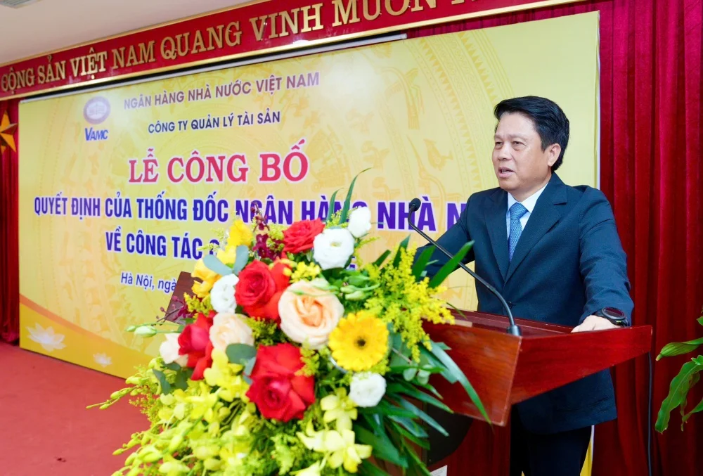 Phó Thống đốc Phạm Tiến Dũng kỳ vọng đồng chí Đặng Đình Thích sẽ phát huy bản lĩnh, kinh nghiệm, cùng tập thể VAMC hoàn thành tốt nhiệm vụ trong giai đoạn mới