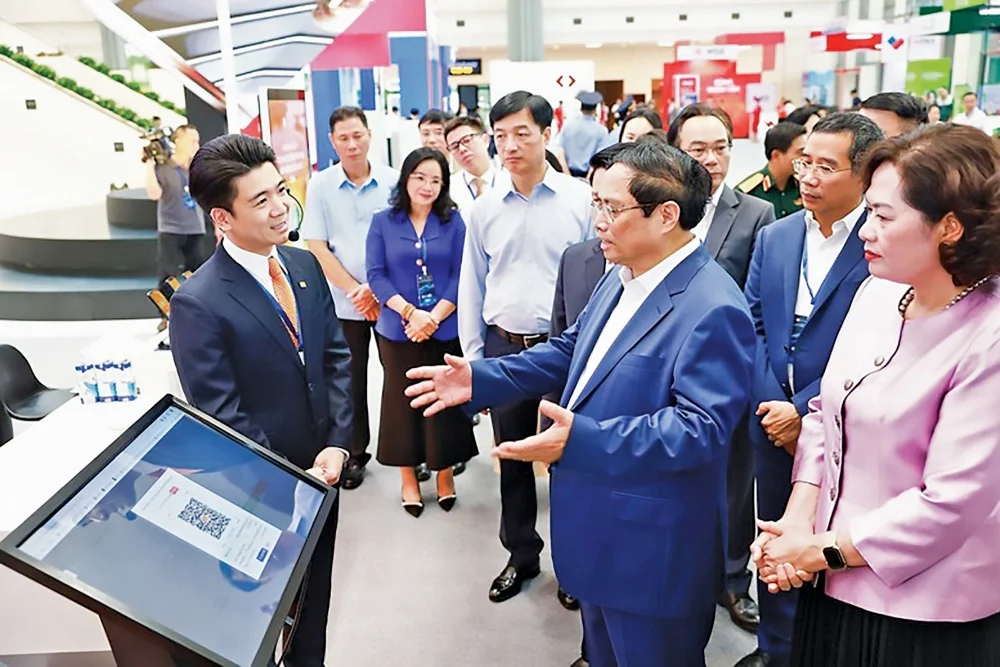 Thủ tướng Phạm Minh Chính tham quan gian hàng triển lãm chuyển đổi số ngành Ngân hàng