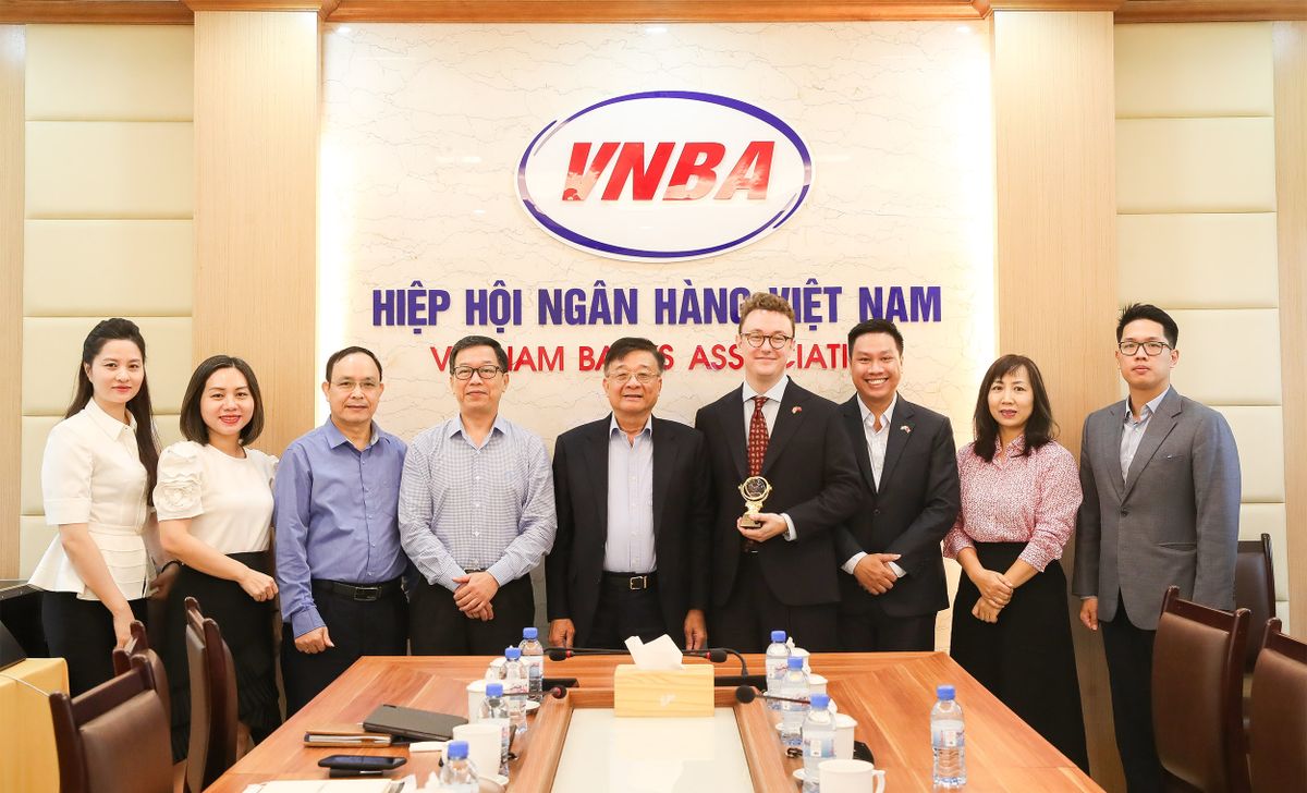 TS. Nguyễn Quốc Hùng, Phó Chủ tịch kiêm Tổng Thư ký VNBA đã trao biểu trưng Hiệp hội Ngân hàng Việt Nam cho ông William Lawrenson