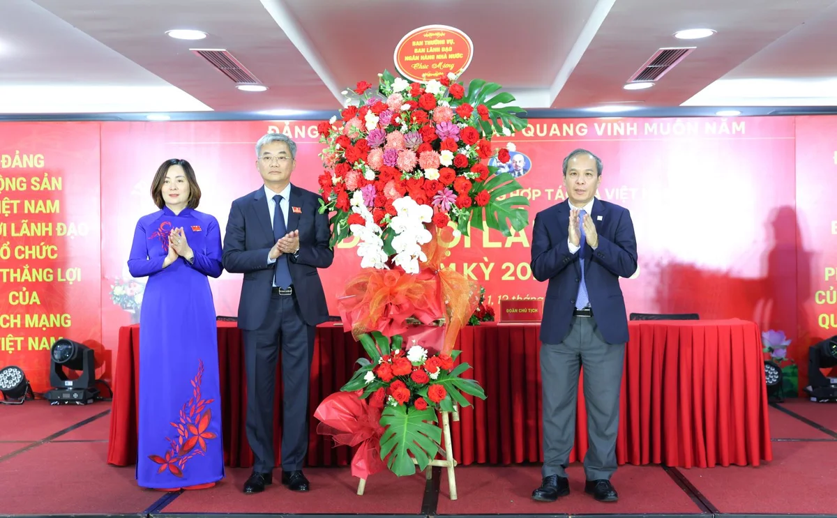 Đồng chí Đoàn Thái Sơn - Ủy viên Ban thường vụ Đảng ủy, Phó Thống đốc NHNN Việt Nam tặng hoa chúc mừng Đại hội