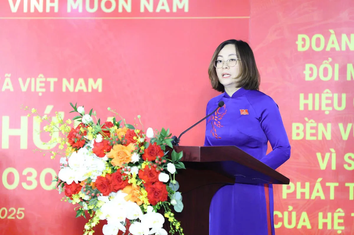 Đồng chí Phạm Thị Hồng Minh - Phó Bí thư Đảng ủy, Tổng giám đốc Co-opBank phát biểu tại Đại hội