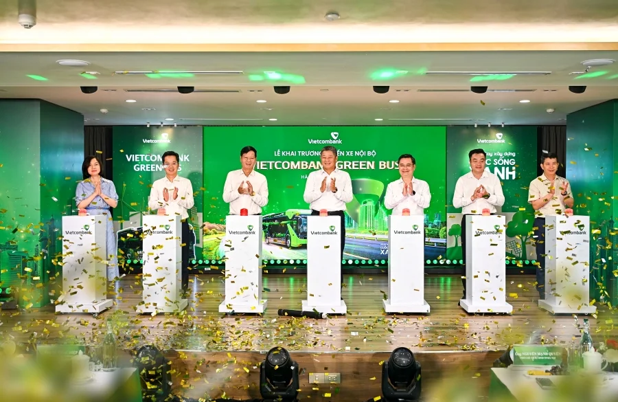 Đại diện lãnh đạo UBND TP Hà Nội, Quận Hoàn Kiếm, Sở Xây dựng Tp Hà Nội, Tập đoàn Vingroup và Vietcombank thực hiện nghi thức bấm nút khai trương tuyến xe nội bộ Vietcombank Green Bus