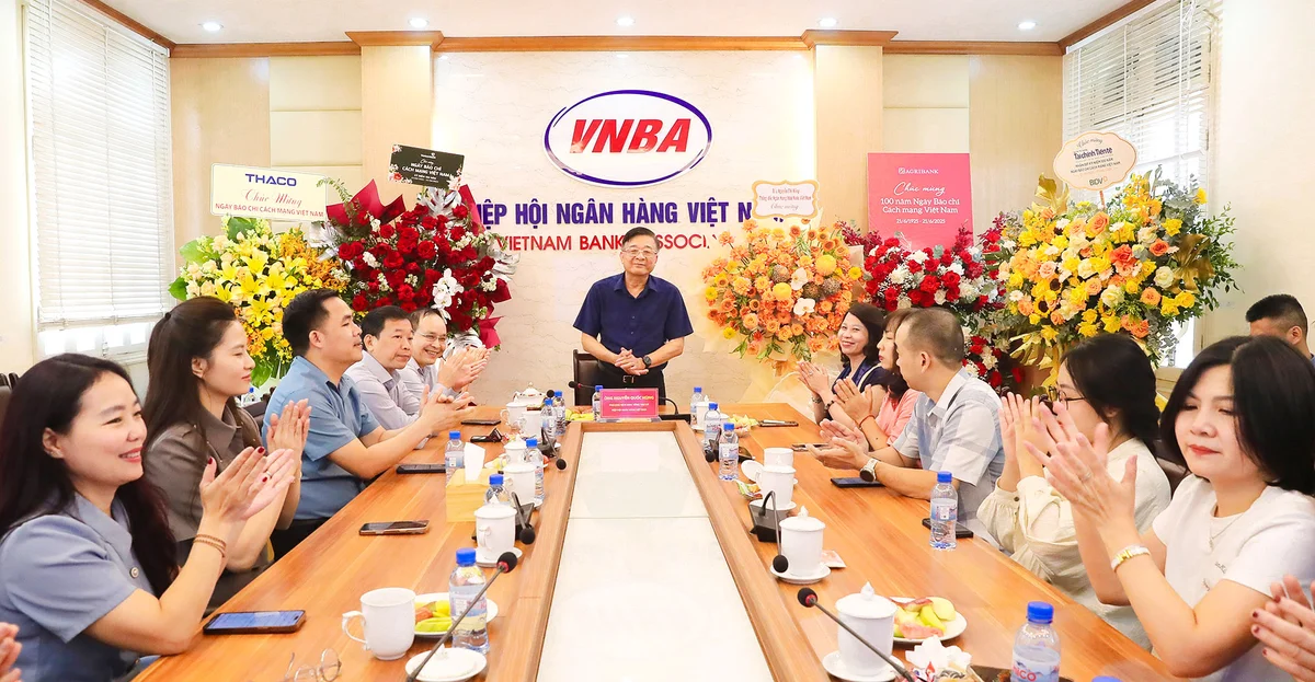 Phó Chủ tịch, Tổng Thư ký Nguyễn Quốc Hùng gặp mặt đội ngũ báo chí, truyền thông VNBA nhân dịp 100 năm Ngày Báo chí Cách mạng Việt Nam