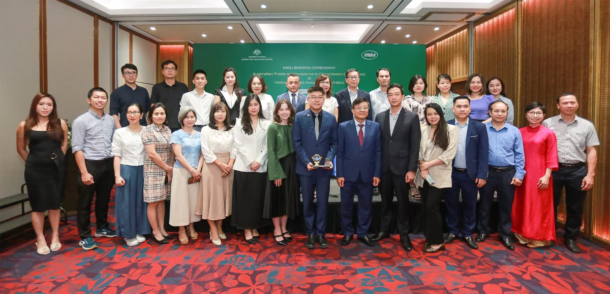 Các đại biểu cùng lãnh đạo hai bên chụp hình lưu niệm