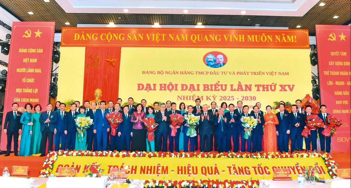 Ban chấp hành Đảng bộ Ngân hàng TMCP Đầu tư và Phát triển Việt Nam khóa  XV nhiệm kỳ 2025-2030 ra mắt đại hội.